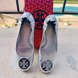 TORY BURCH | silver reva flat